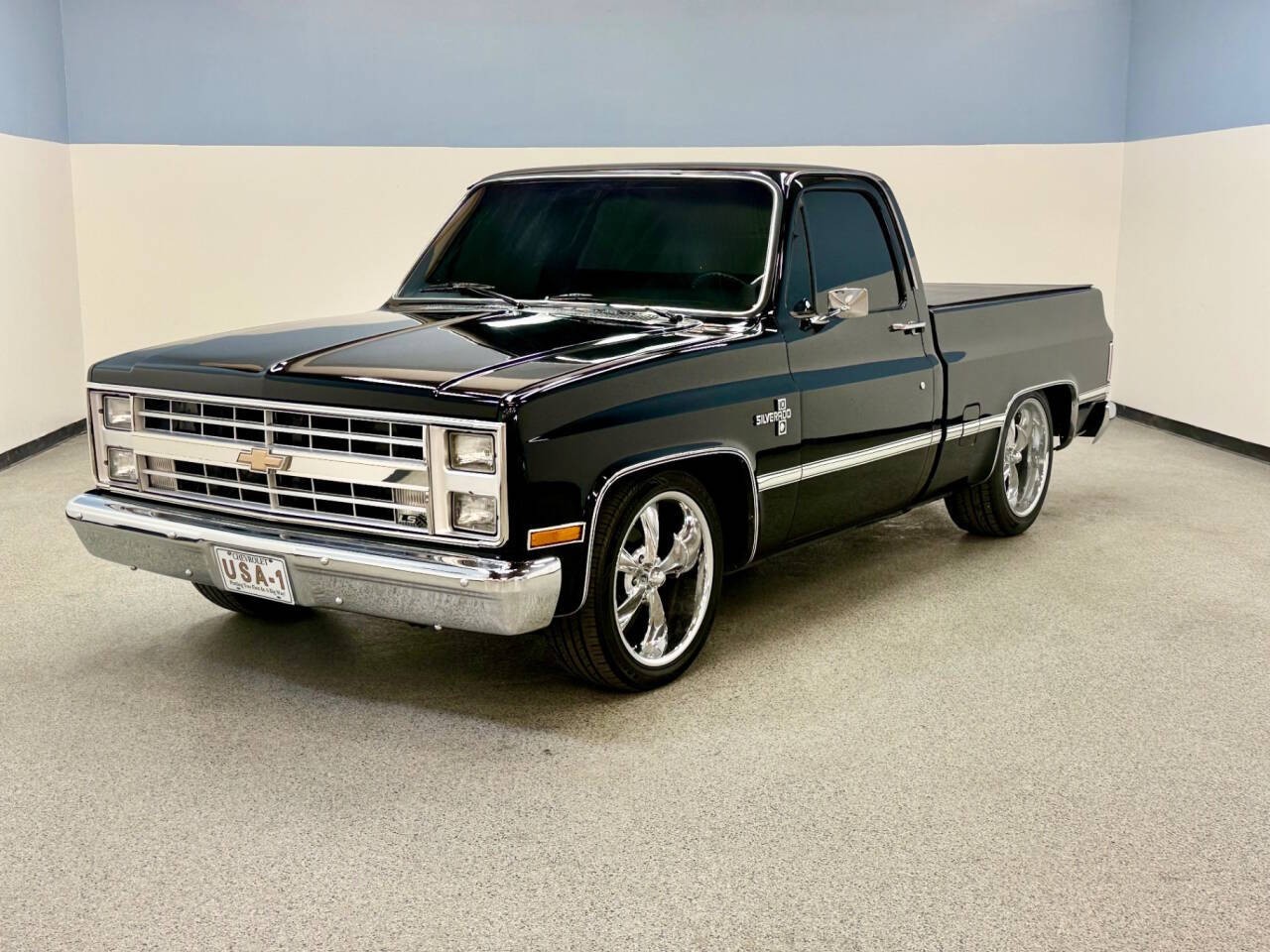Chevrolet-R10-1987-Standard-Cab-Pickup-Black