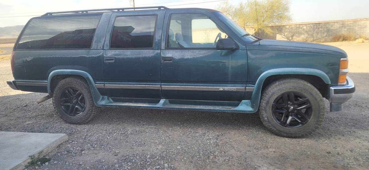Chevrolet-Suburban-1995