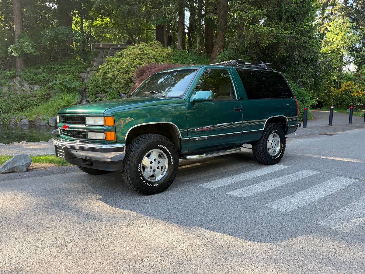 Chevrolet-Tahoe-12-ton-nominal-1995