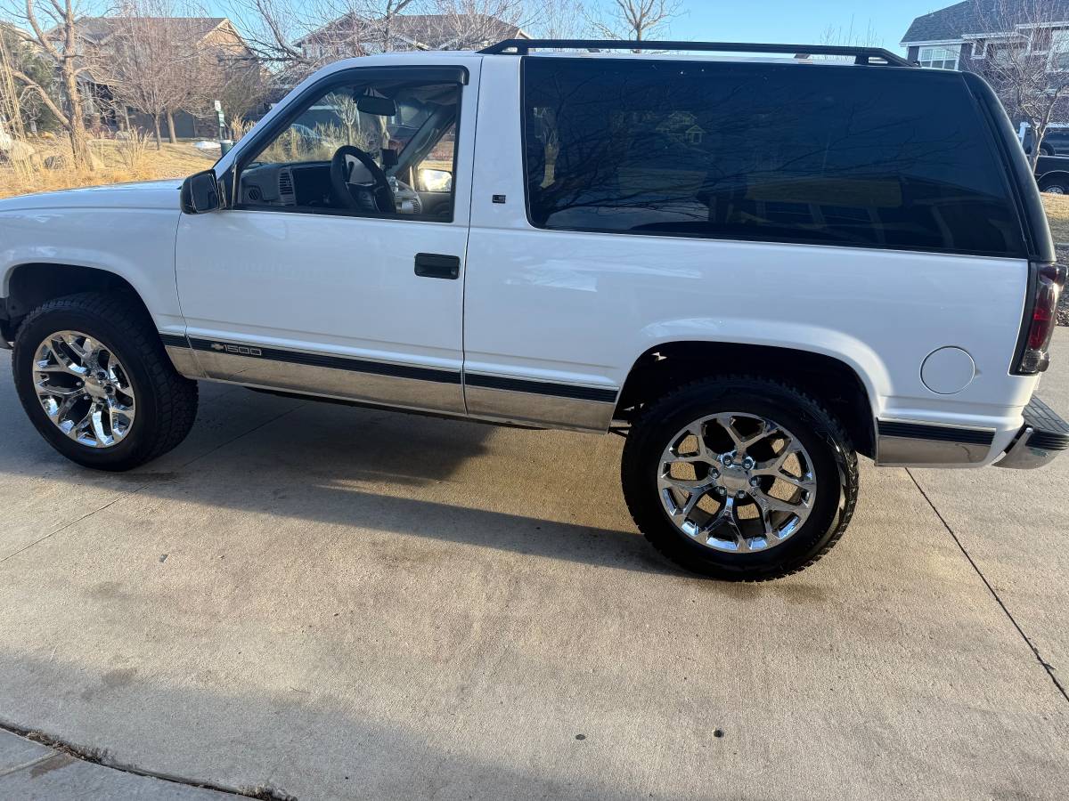 Chevrolet-Tahoe-12-ton-nominal-1996-white