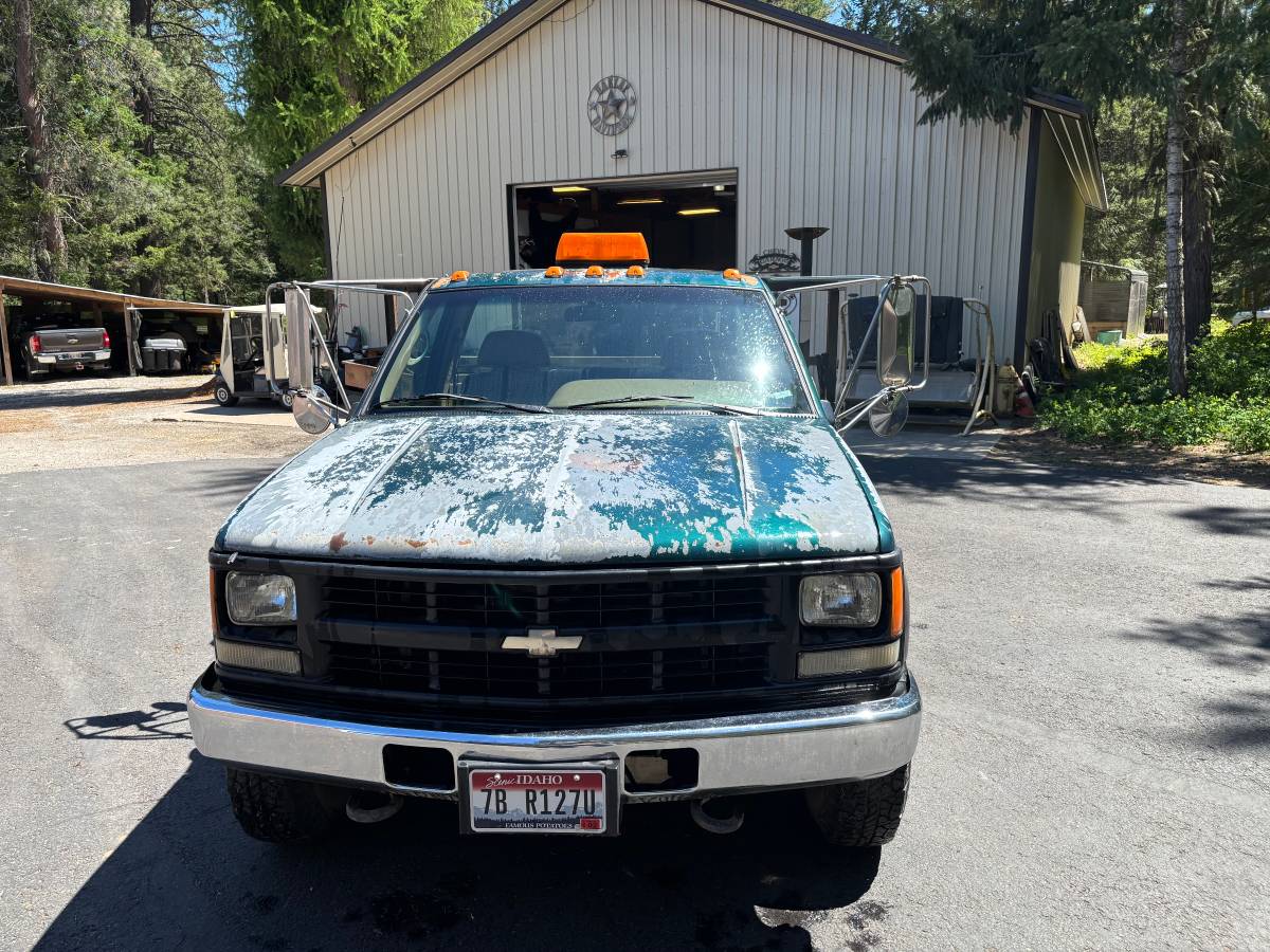 Chevy-3500-four-wheel-drive-flatbed-diesel-1995