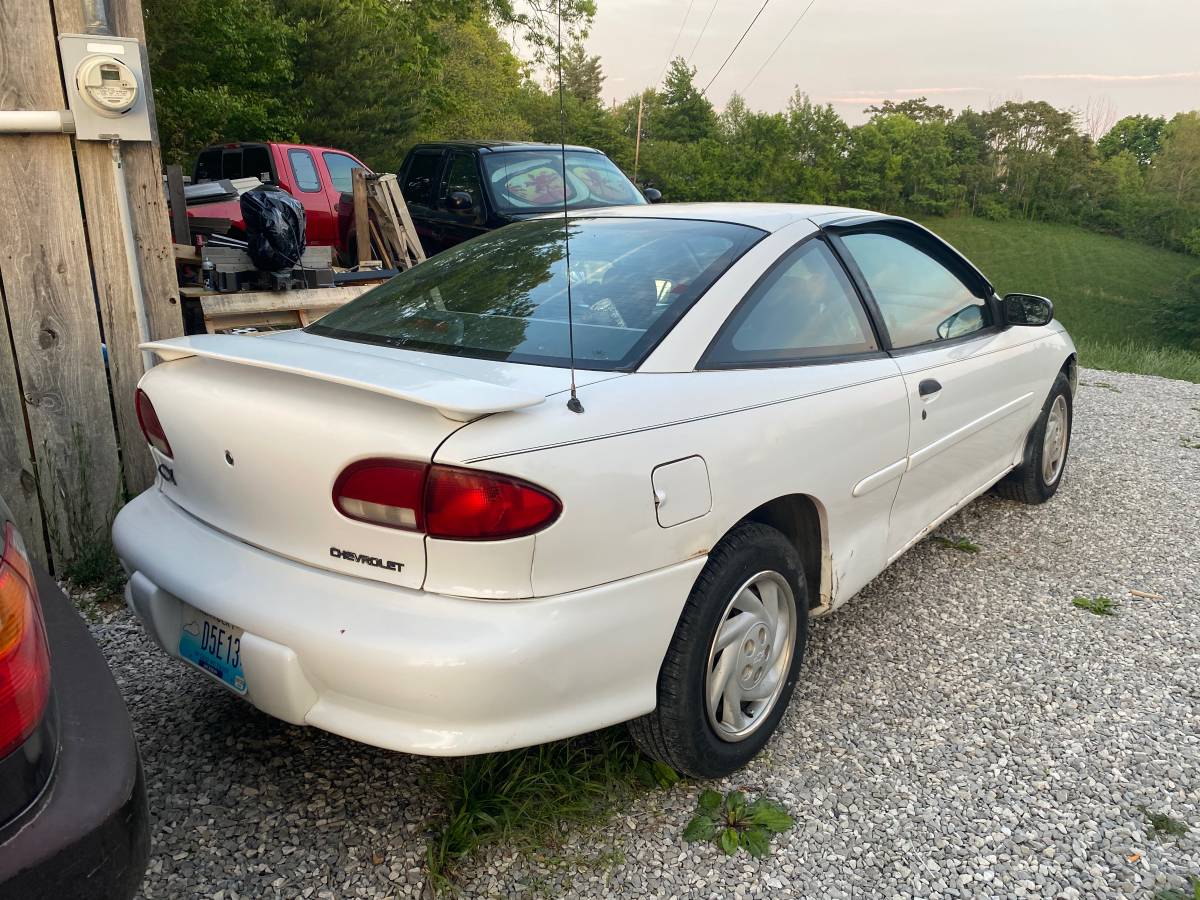 Chevy-cavalier-1998-white