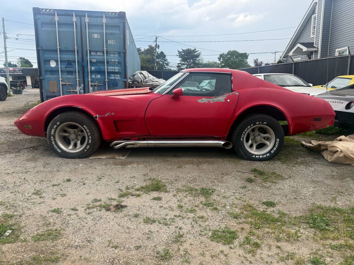 Chevy-corvette-1976-red