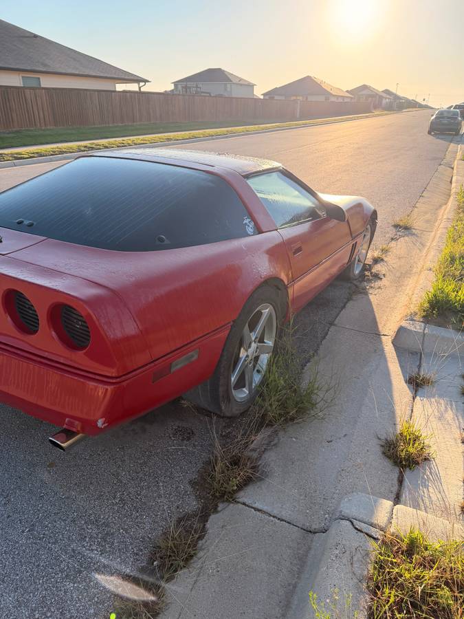 Chevy-corvette-coupe-1985-red