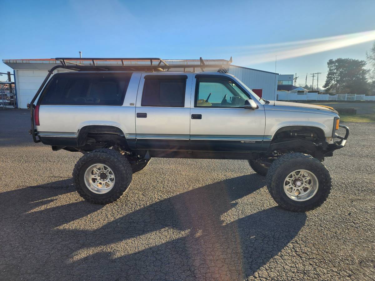 Chevy-suburban-diesel-1994-silver