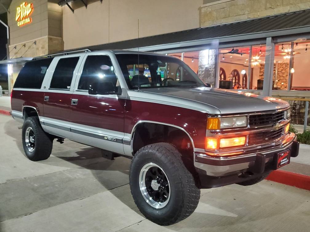 Chevy-suburban-silverado-1994-silver
