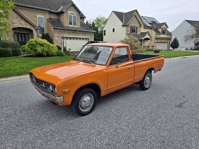 Datsun-520-1974-Orange-Black