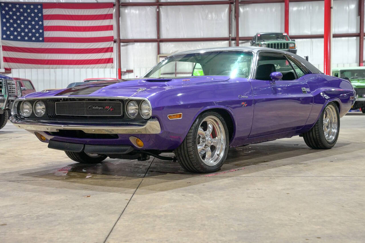 Dodge-Challenger-1970-Purple-Black