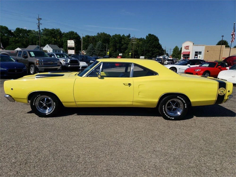 Dodge-Coronet-super-bee-1968-Yellow-Black