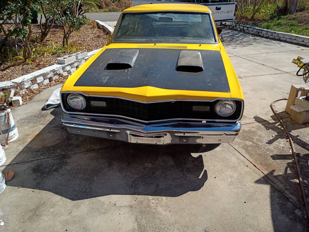 Dodge-Dart-1974-yellow