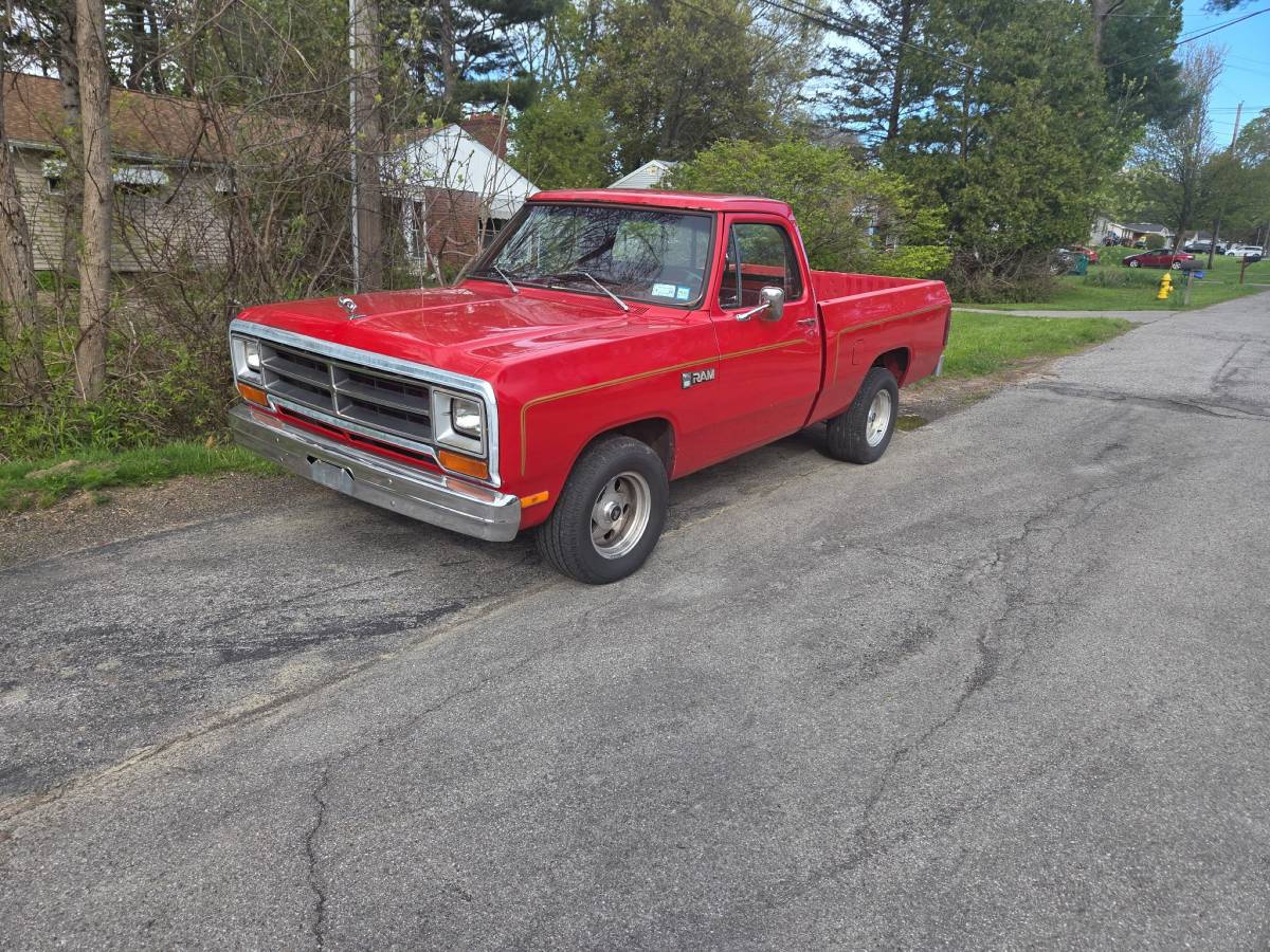 Dodge-Ram-1500-1985-red