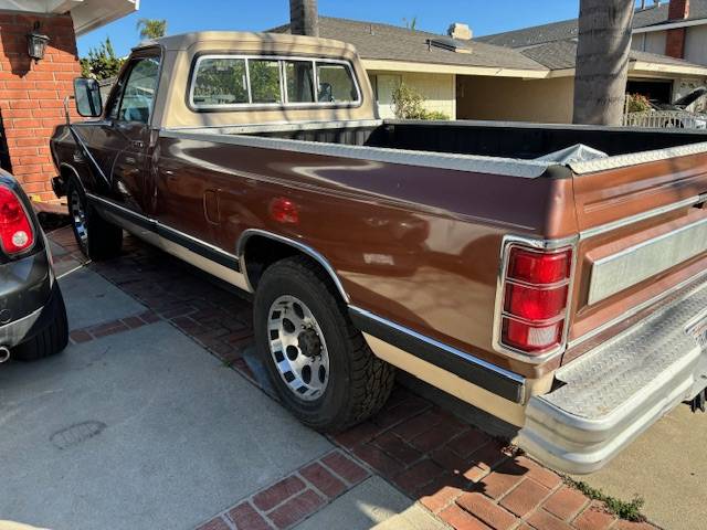 Dodge-Ram-3500-1984-brown