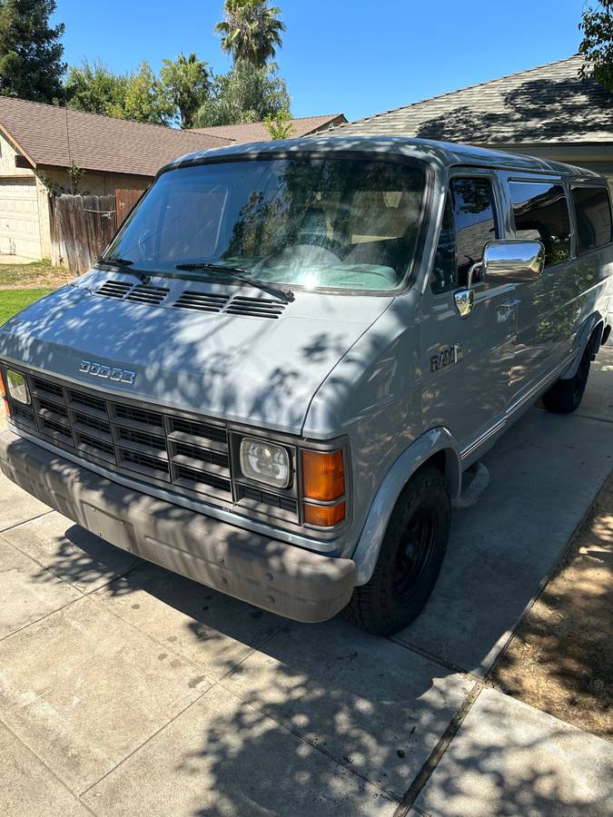 Dodge-Ram-van-2500-1987-yellow