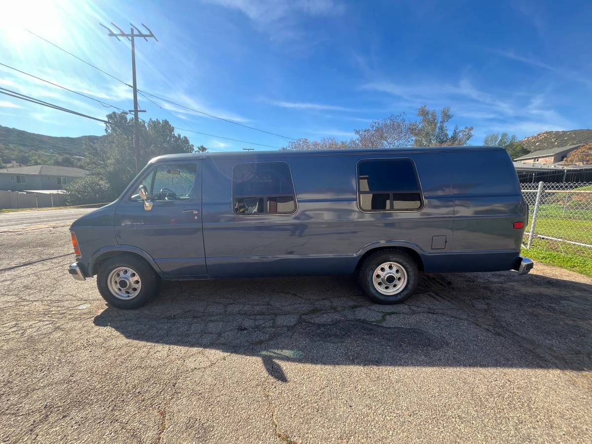 Dodge-Ram-van-2500-1993-blue