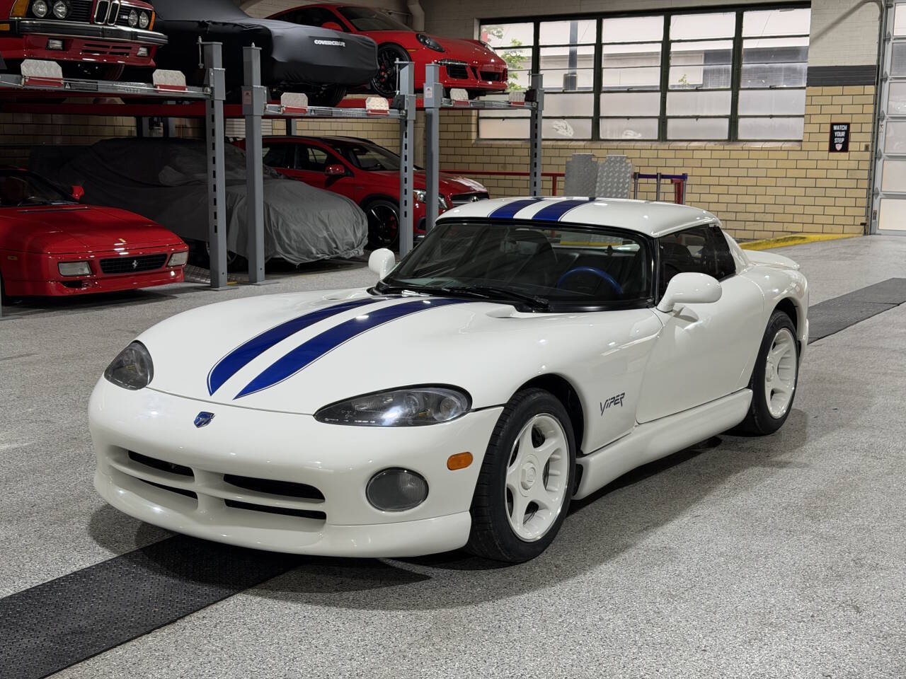 Dodge-Viper-1996-White-Charcoal