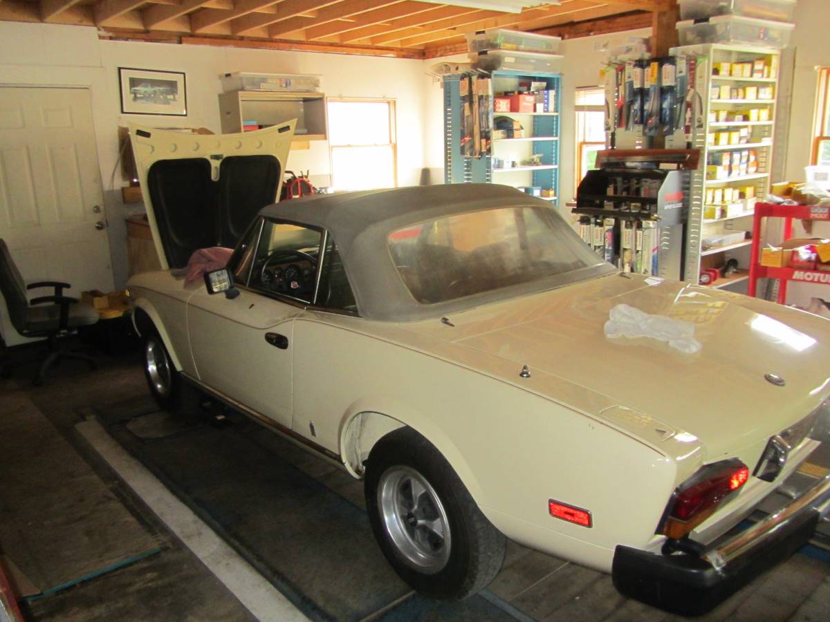 Fiat-124-spider-1979-custom