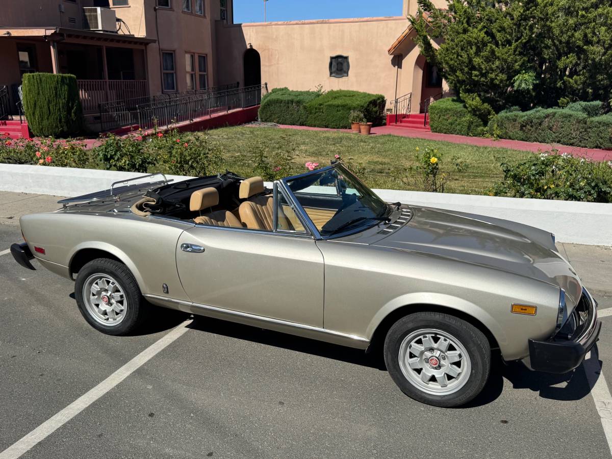 Fiat-Spyder-2000-convertible-1982-brown