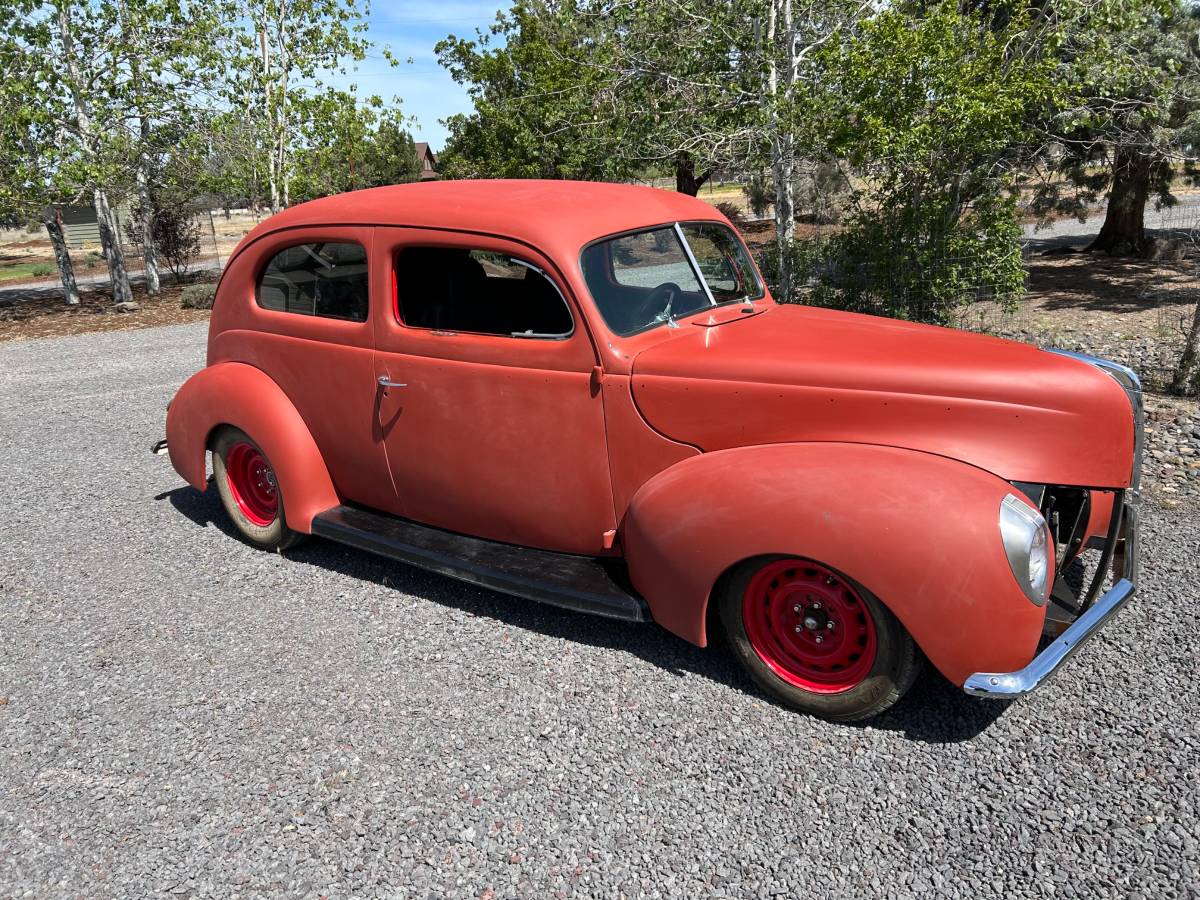 Ford-2-dr-sedan-1940-red