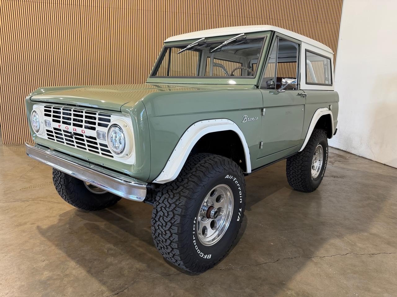 Ford-Bronco-1968-SUV-Brown