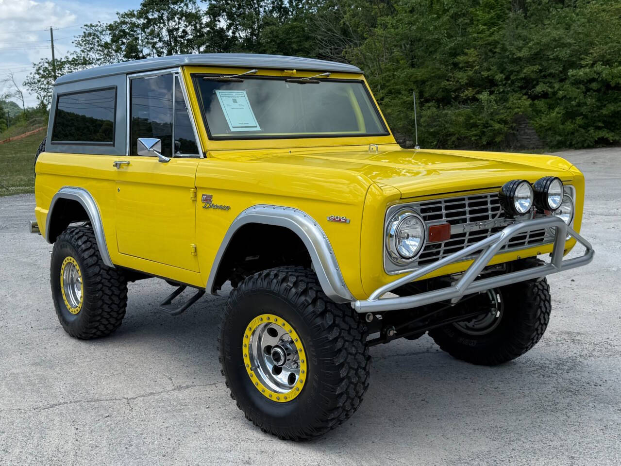 Ford-Bronco-1969-Yellow-Gray