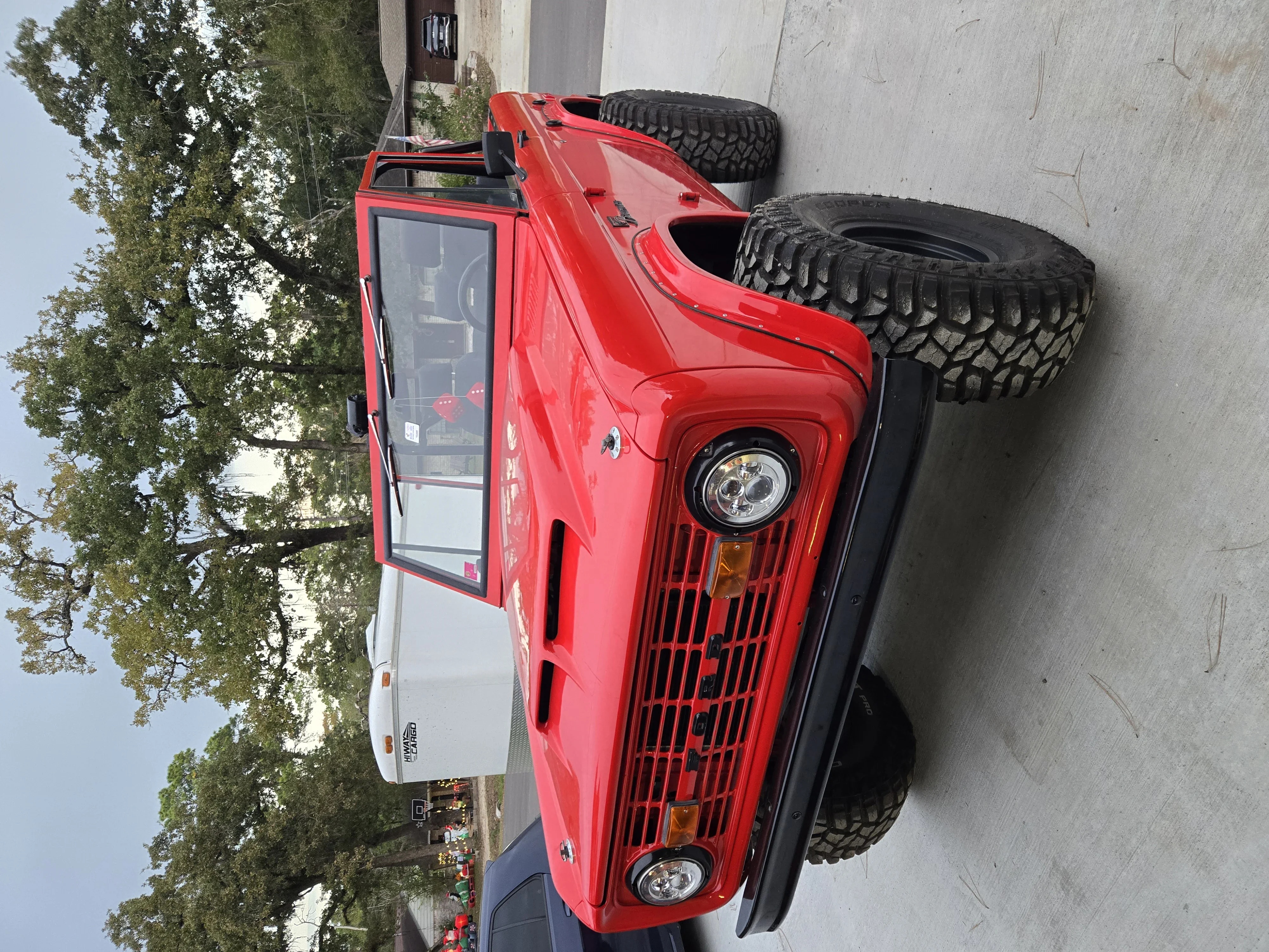 Ford-Bronco-1970-Red-Black