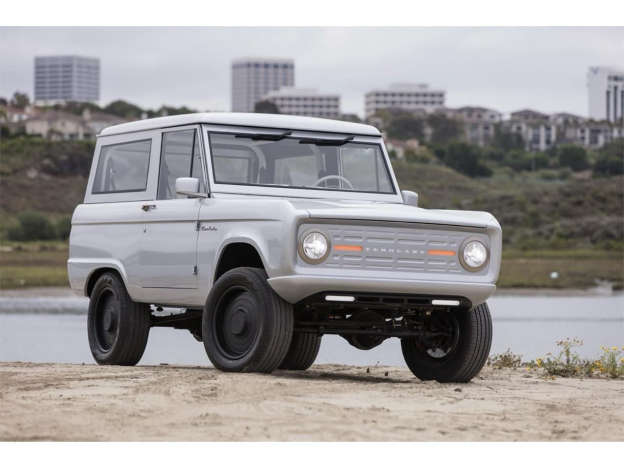 Ford-Bronco-1972-Metallic-Silver-Pure-White