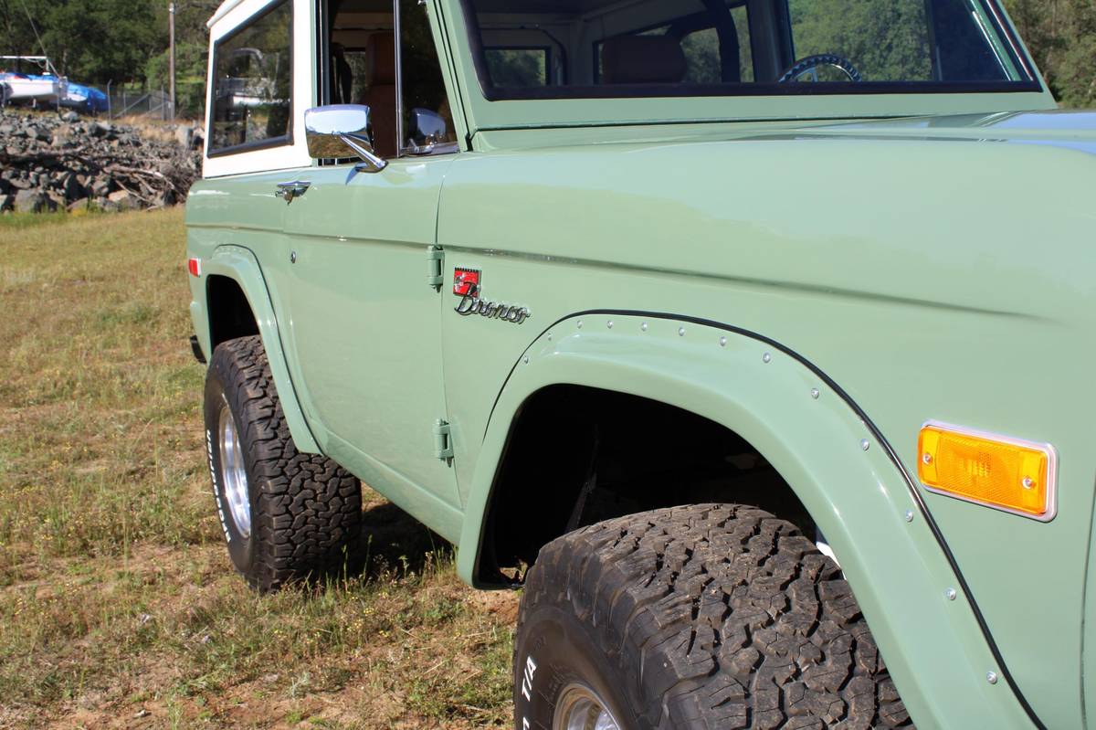 Ford-Bronco-1973-green