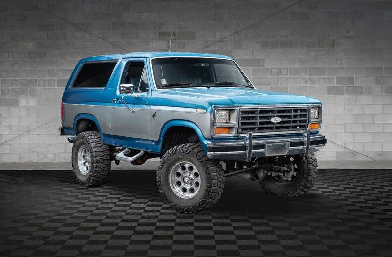 Ford-Bronco-1985-Blue-And-Silver-Blue