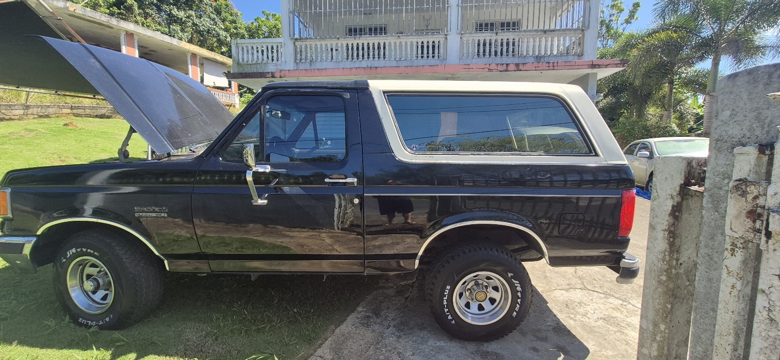 Ford-Bronco-1990-SUV