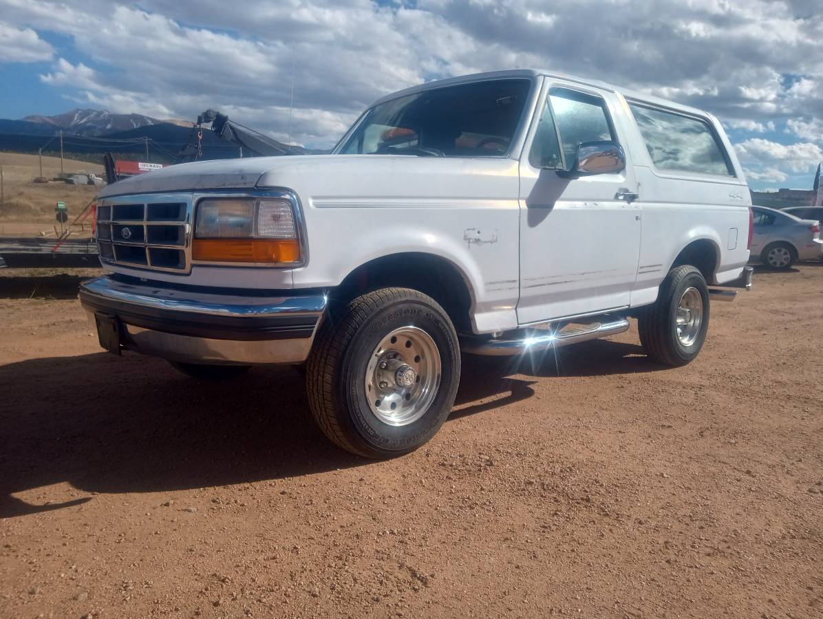 Ford-Bronco-1993-white