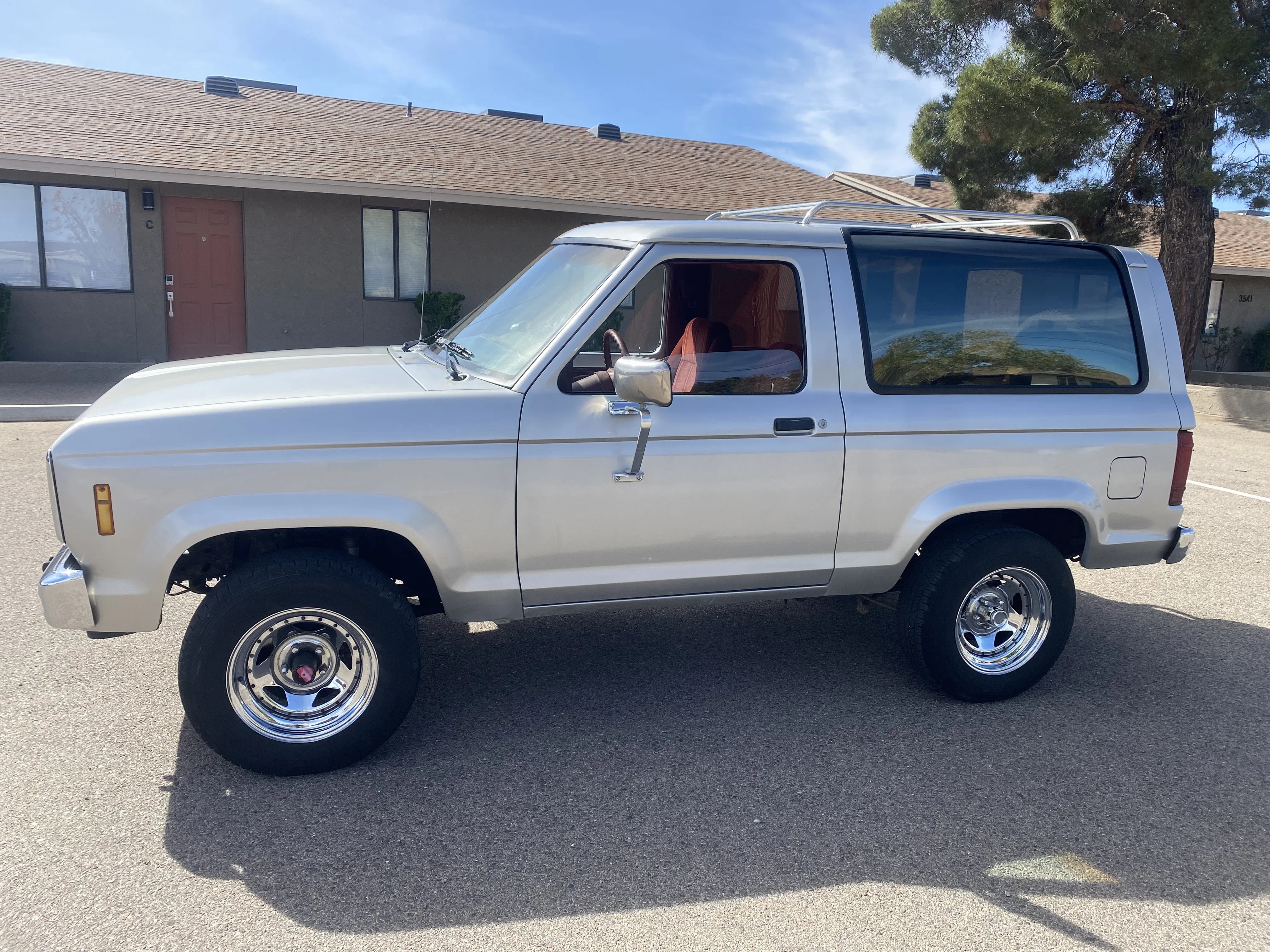 Ford-Bronco-ii-4wd-1985-Silver-Red
