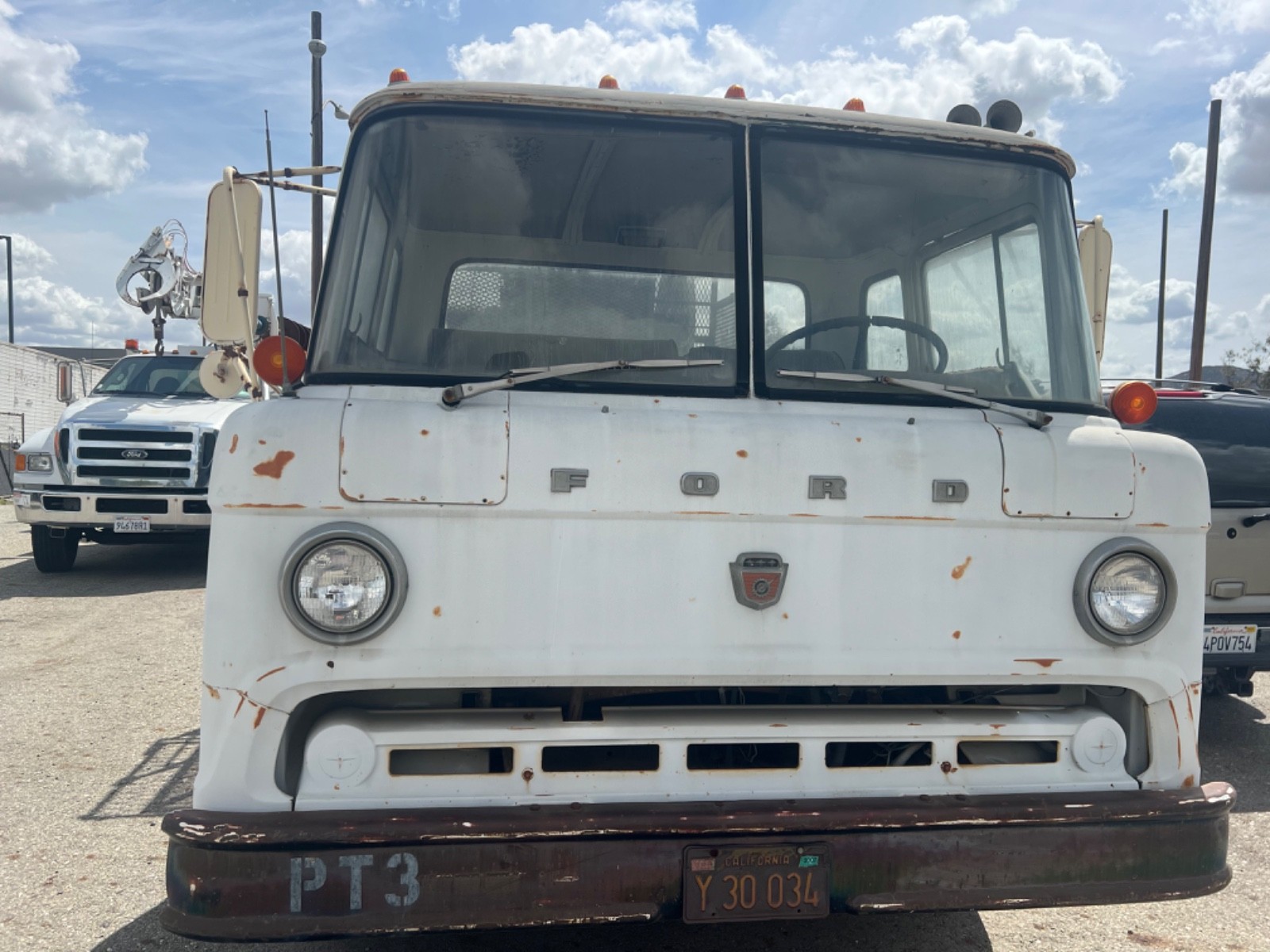 Ford-C800-1968-Utility-White