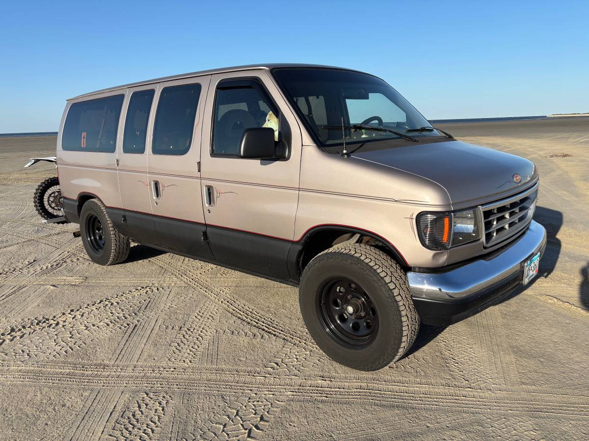 Ford-Club-wagon-chateau-1995-brown
