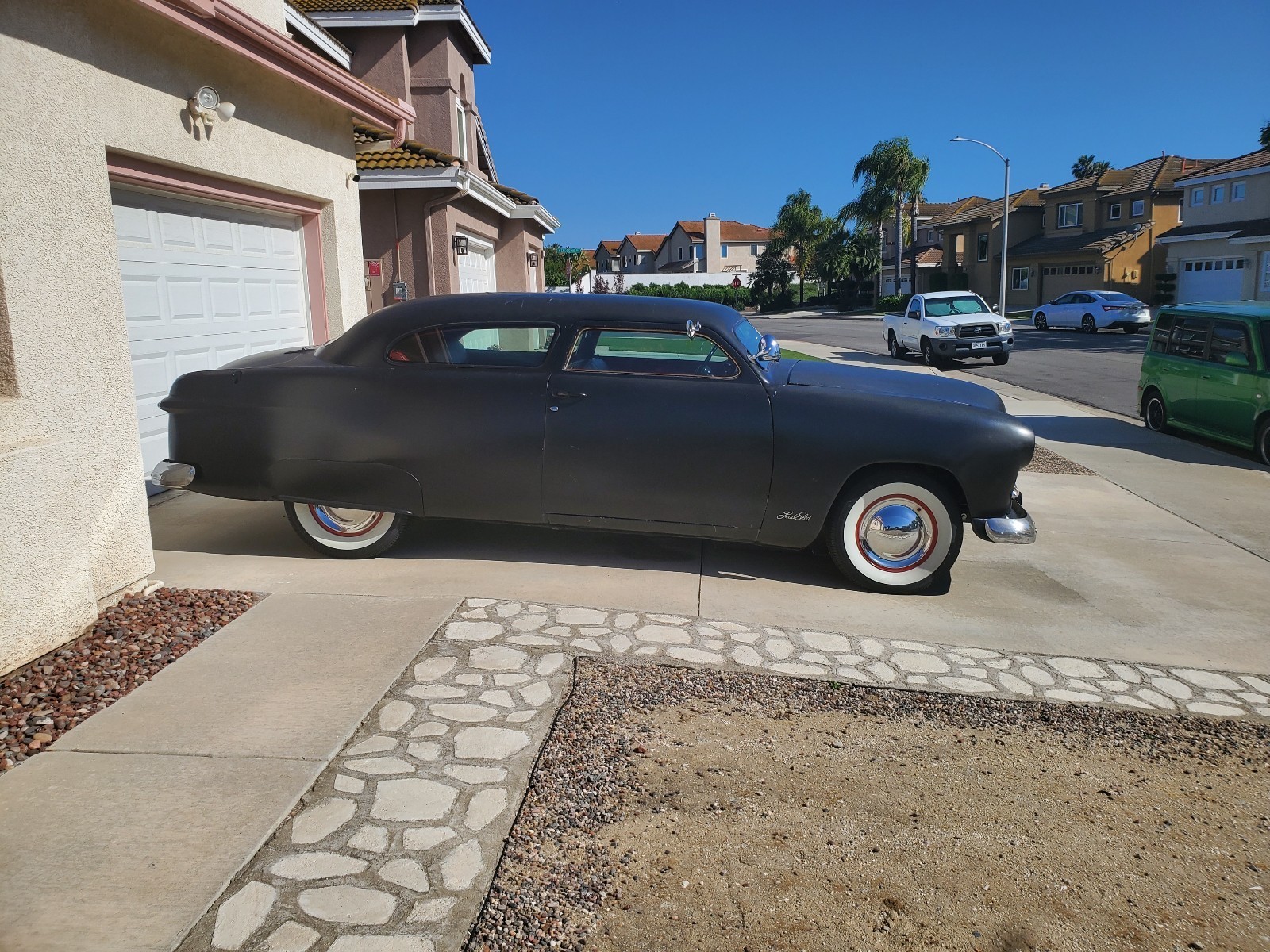 Ford-Custom-Deluxe-1949-Sedan