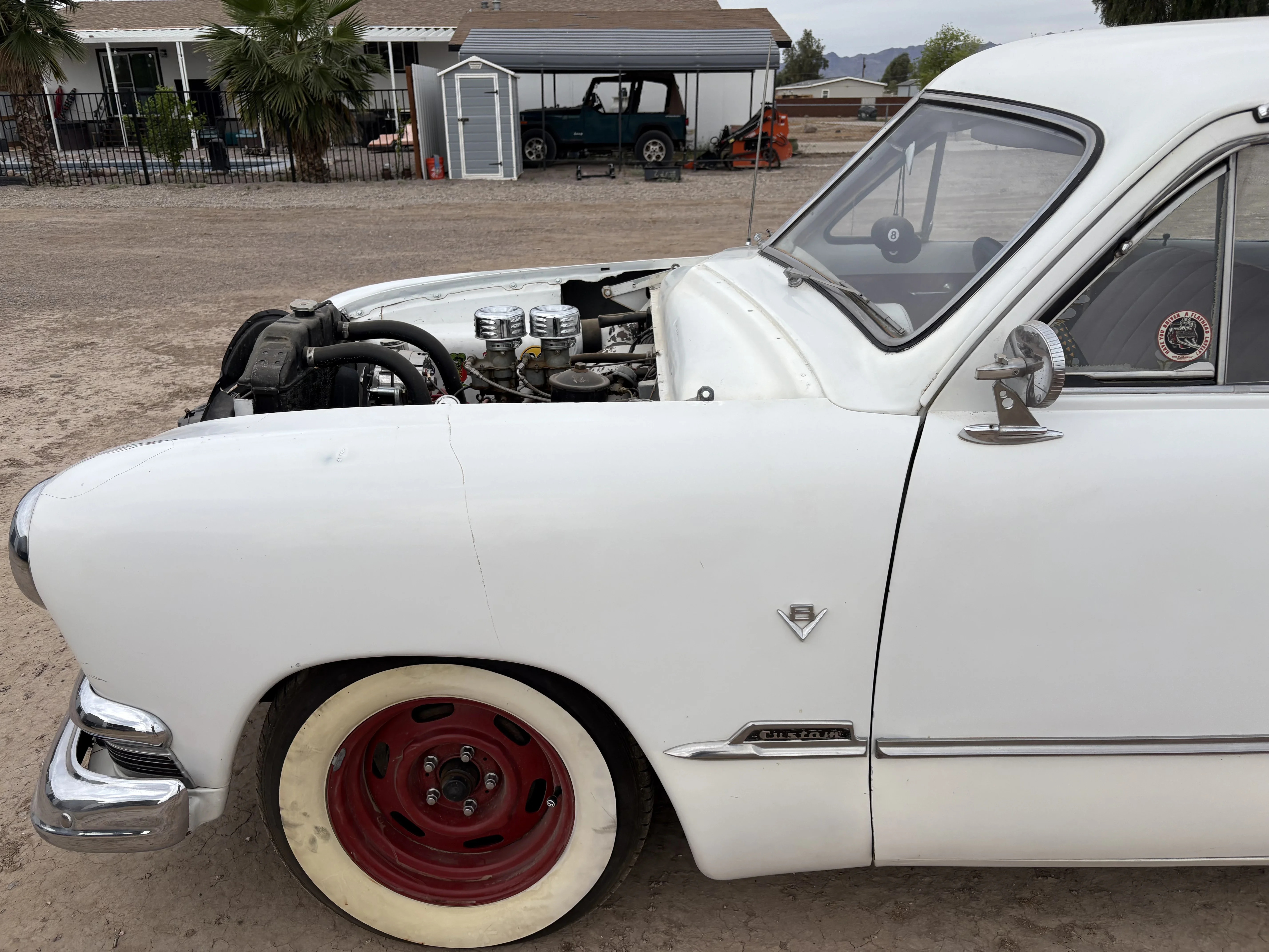 Ford-Custom-deluxe-1951-White-Burgundy