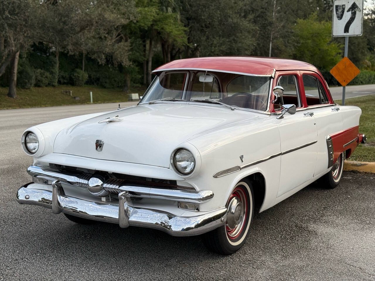 Ford-Customline-1953-Sedan-REDWHITE
