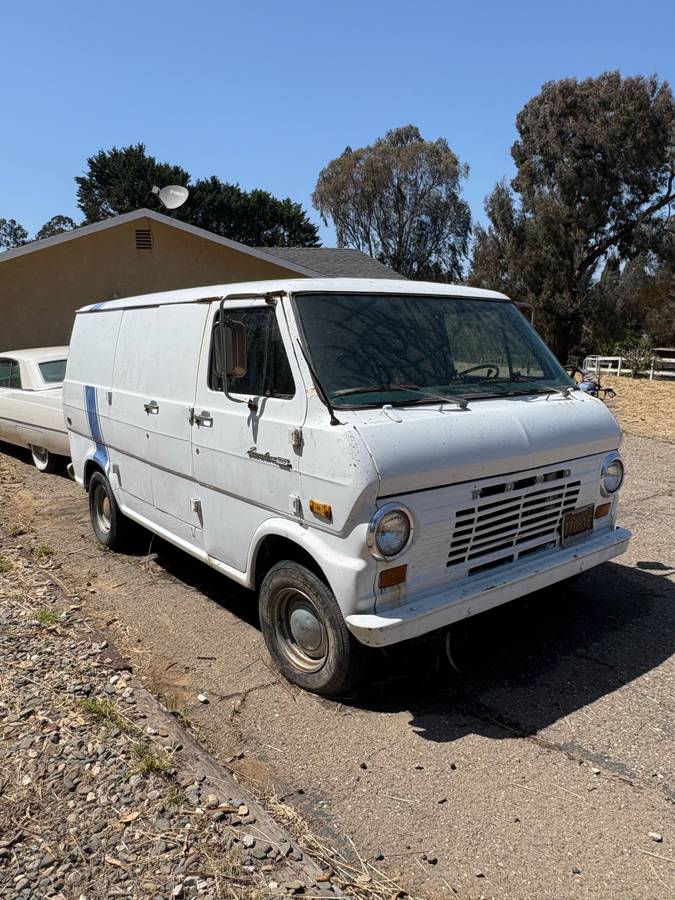Ford-Econoline-1970-white