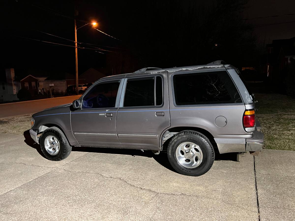 Ford-Explorer-xlt-1996-grey