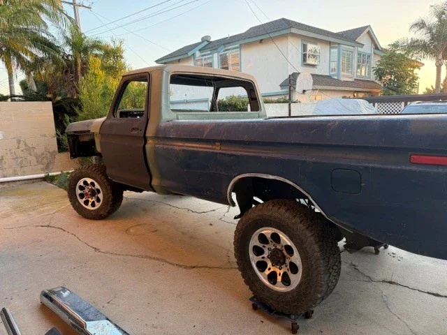 Ford-F250-4x4-regular-cab-heavy-duty-1977-Blue-Black