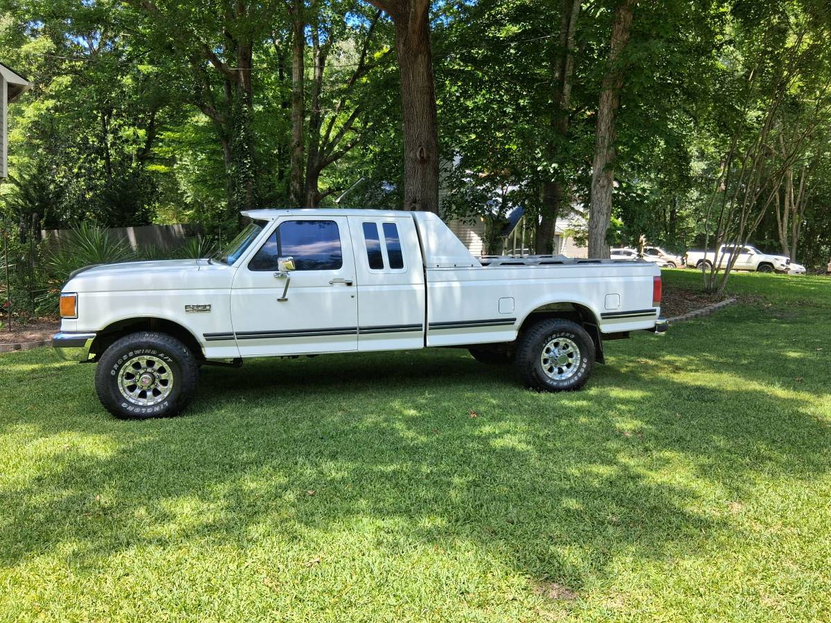 Ford-F250-lariat-1990-white