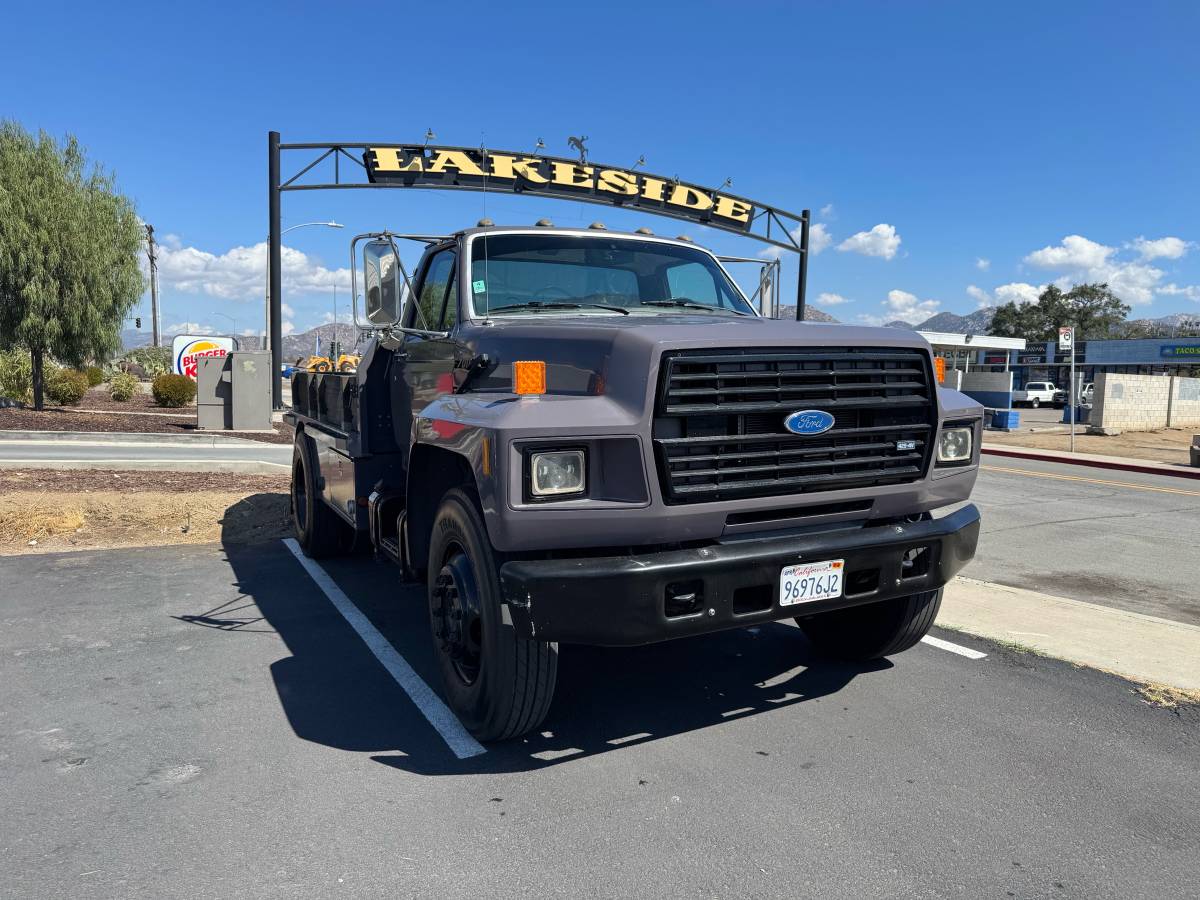 Ford-F700-1991-grey