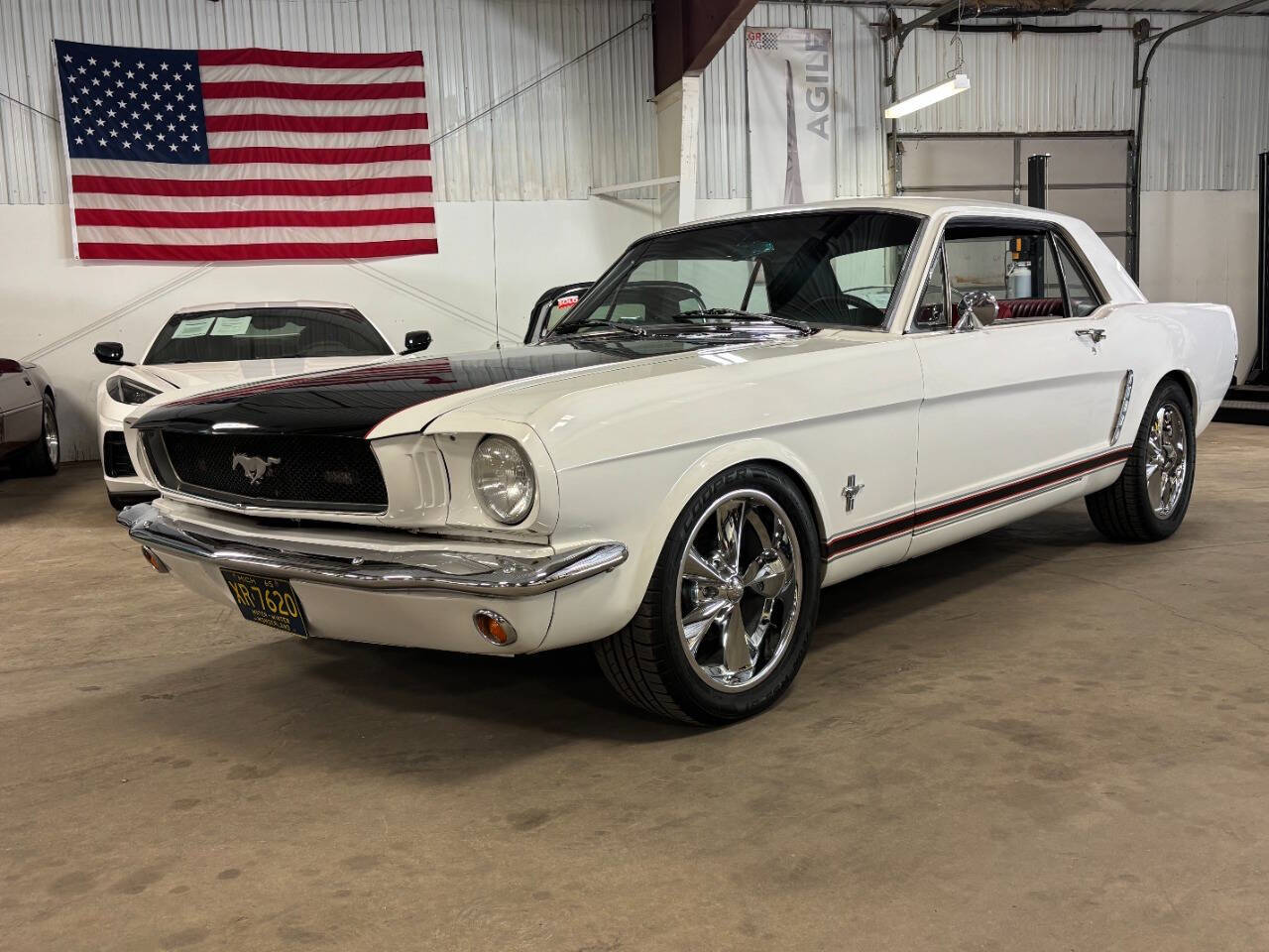 Ford-Mustang-1965-White-Red