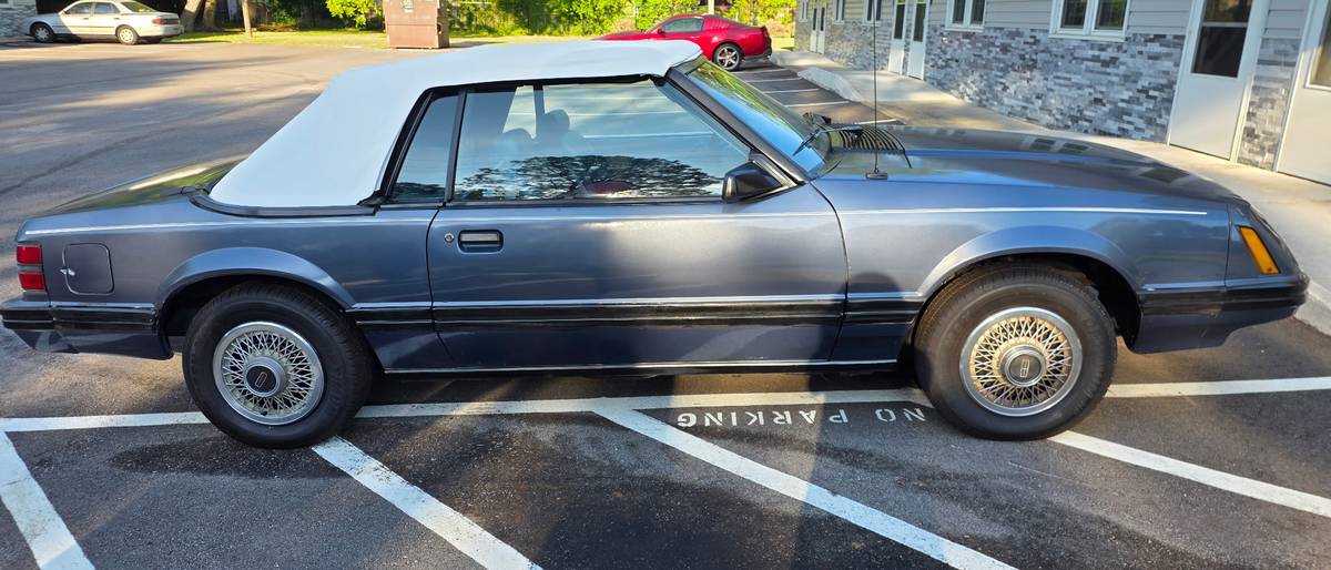 Ford-Mustang-1984-blue