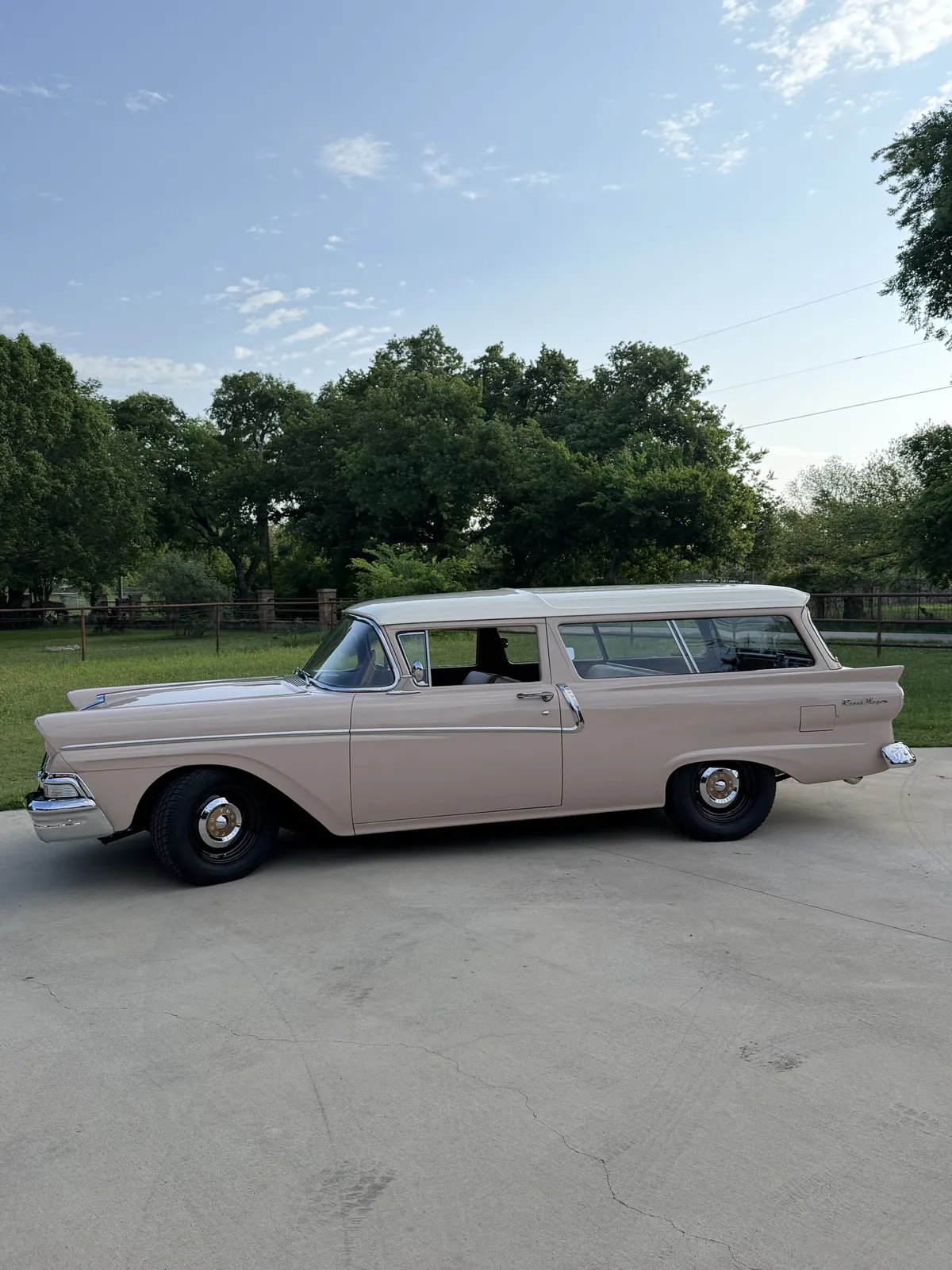 Ford-Ranch-wagon-1958-Desert-Beige-amp-Wimbledon-White-Black-amp-Tan