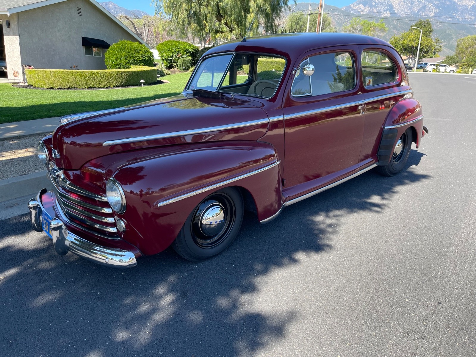Ford-Super-Deluxe-1947-Sedan-Tan