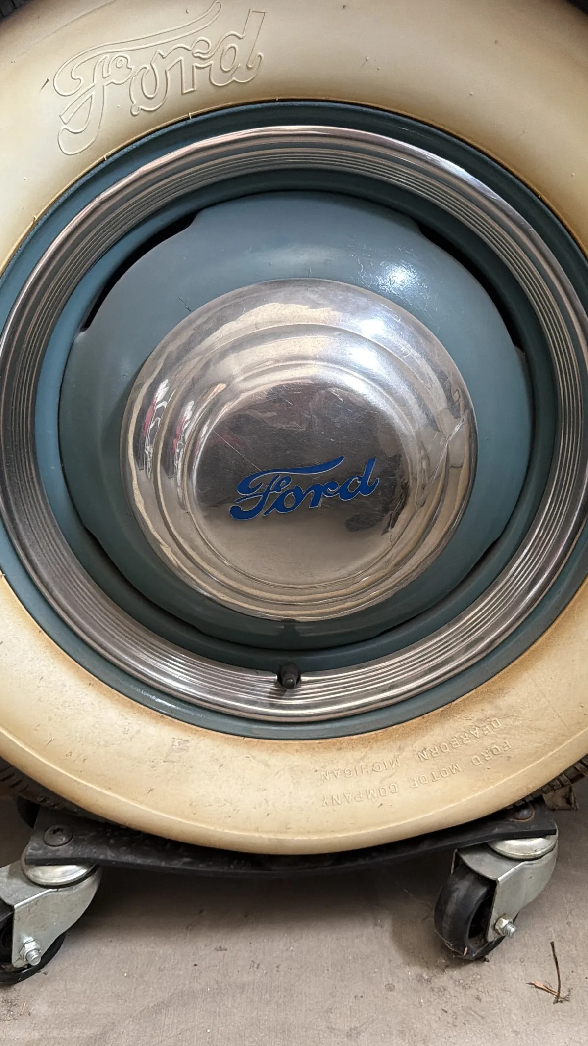 Ford-Super-deluxe-1941-Harbor-Gray-Tan