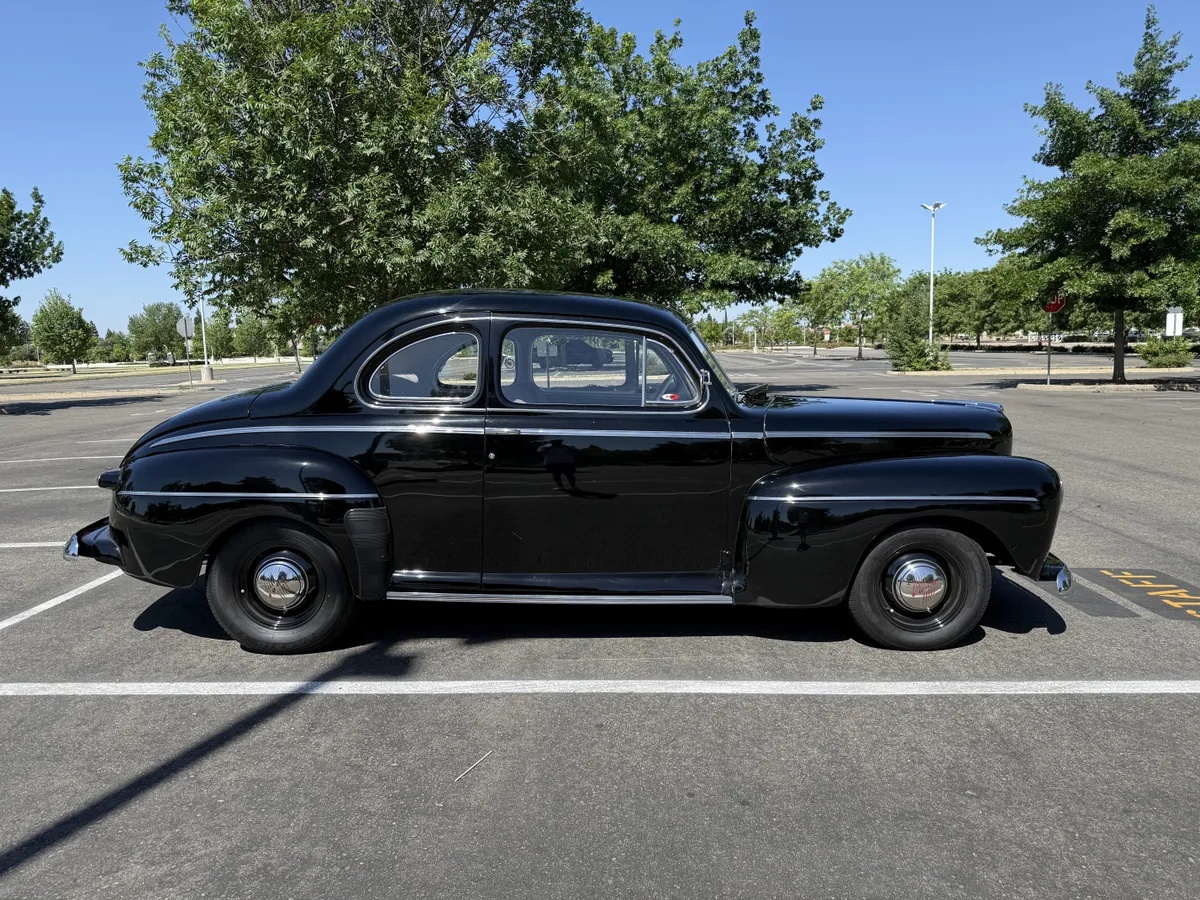 Ford-Super-deluxe-1946-Black-Grey