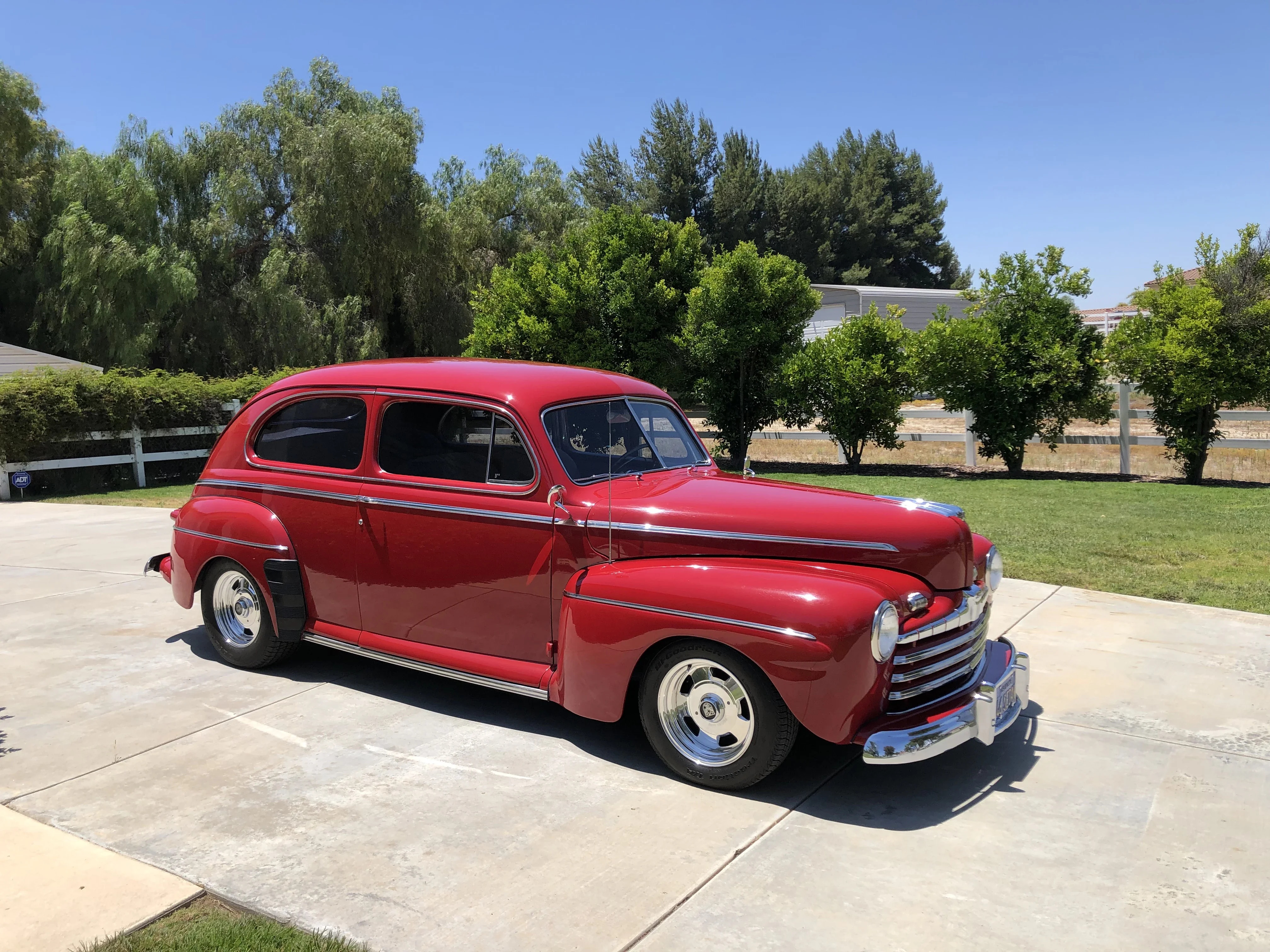 Ford-Super-deluxe-1946-Red-Gray