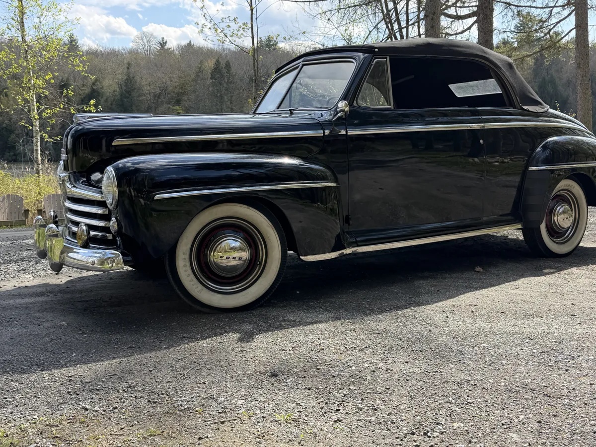 Ford-Super-deluxe-1948-Black-Red-And-Tan