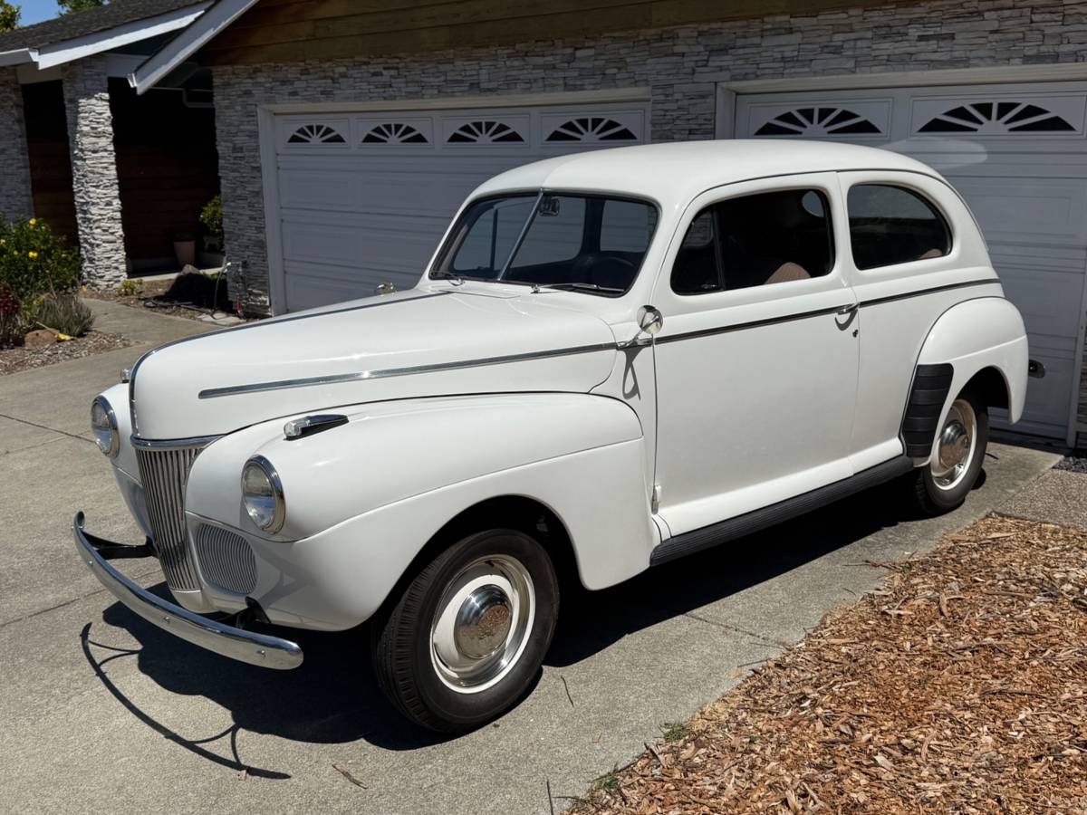 Ford-Tudor-deluxe-1941-white